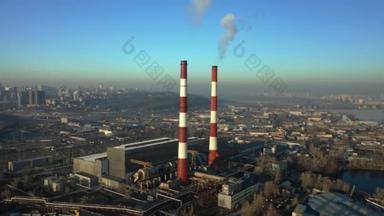 城市里的工厂，俯瞰着两条有烟的管子.